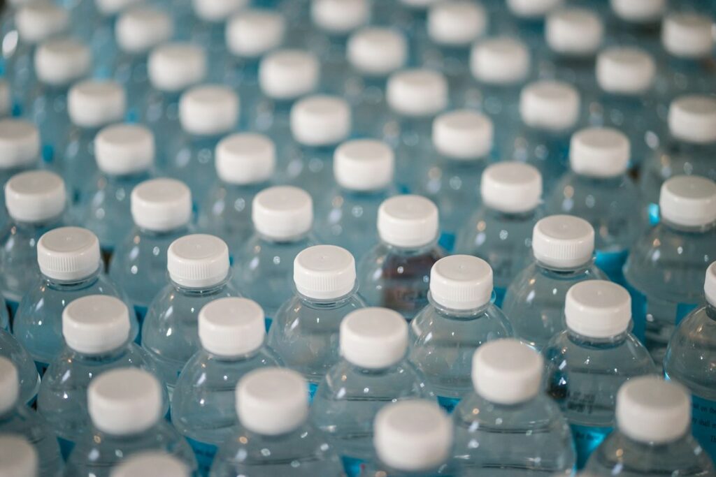 Envases plásticos blancos producidos por soplado